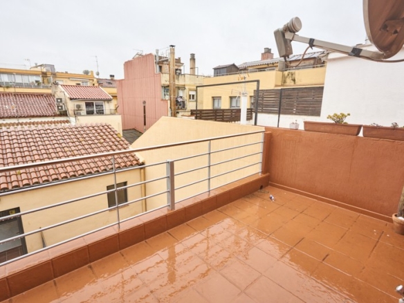 En venta adosada de 290.00m2 en con VUT, Sant Feliu De Llobregat