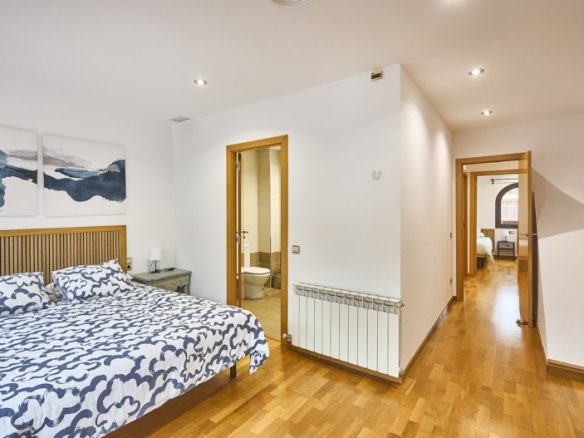 En venta adosada de 290.00m2 en con VUT, Sant Feliu De Llobregat