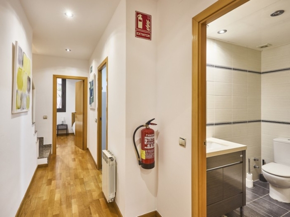 En venta adosada de 290.00m2 en con VUT, Sant Feliu De Llobregat