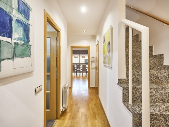 En venta adosada de 290.00m2 en con VUT, Sant Feliu De Llobregat