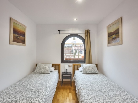 En venta adosada de 290.00m2 en con VUT, Sant Feliu De Llobregat