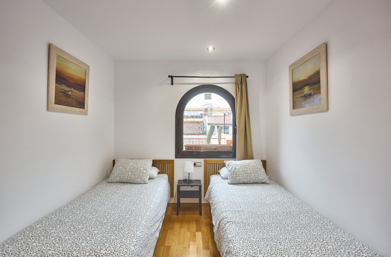 En venta adosada de 290.00m2 en con VUT, Sant Feliu De Llobregat