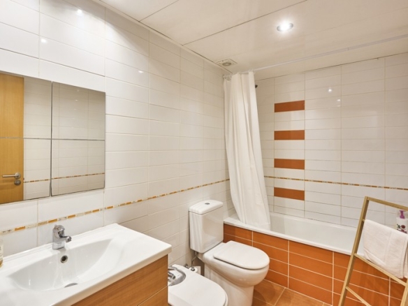 En venta adosada de 290.00m2 en con VUT, Sant Feliu De Llobregat