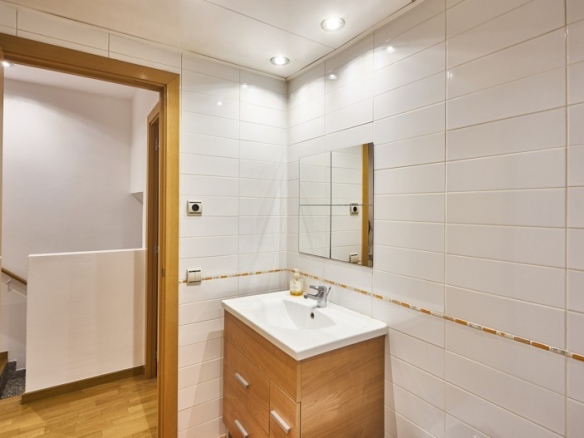 En venta adosada de 290.00m2 en con VUT, Sant Feliu De Llobregat