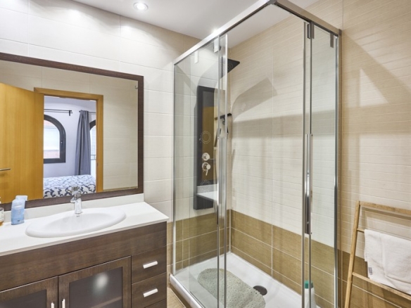 En venta adosada de 290.00m2 en con VUT, Sant Feliu De Llobregat