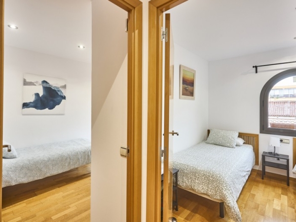 En venta adosada de 290.00m2 en con VUT, Sant Feliu De Llobregat