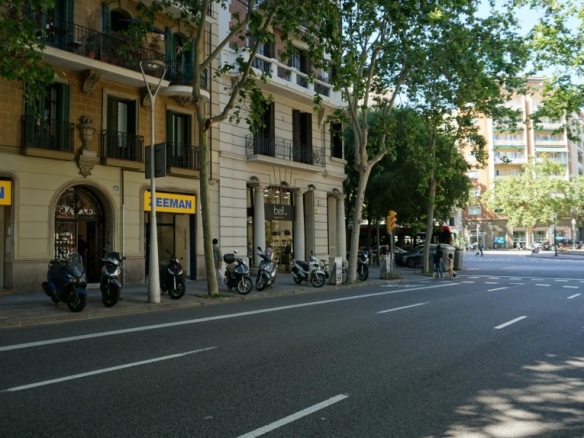 En alquiler Local comercial de 177.00m2 en EIXAMPLE DRETA, Barcelona