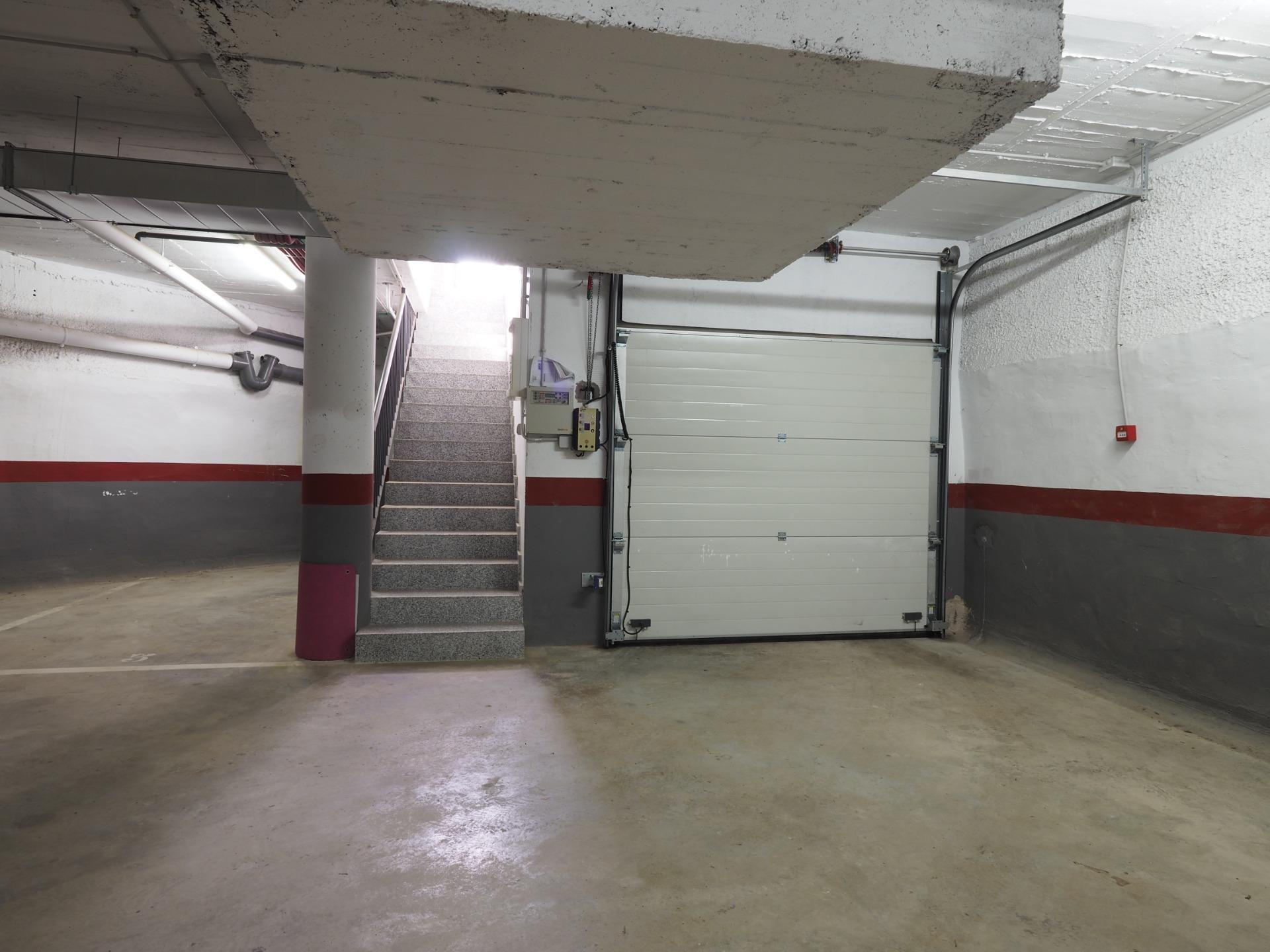 ¡Oportunidad única en el centro de Roses! Local/Parking cerrado de 13